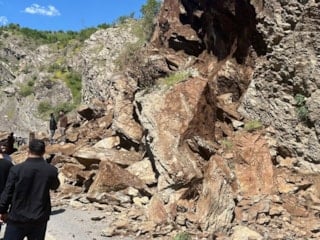 Hakkari Şemdinli–Derecik kara yolu heyelan nedeniyle ulaşıma kapandı