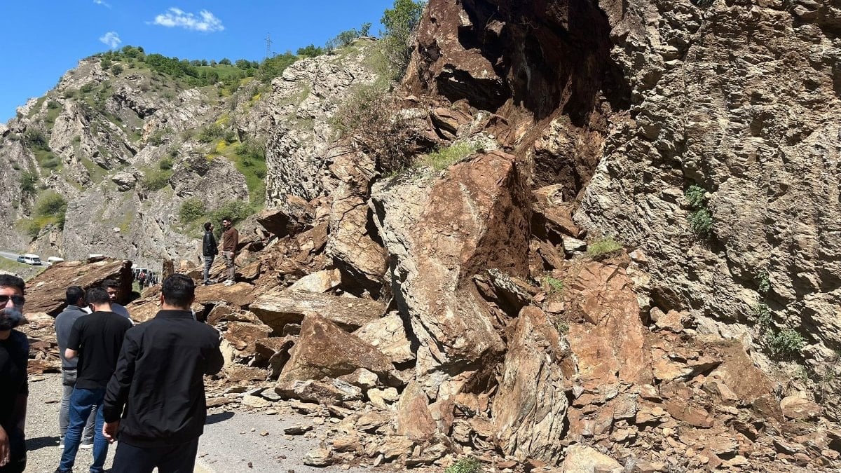 Hakkari Şemdinli–Derecik kara yolu heyelan nedeniyle ulaşıma kapandı
