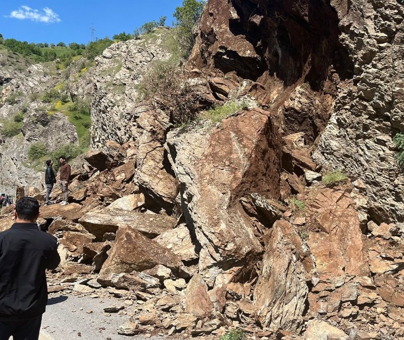 Hakkari Şemdinli–Derecik kara yolu heyelan nedeniyle ulaşıma kapandı