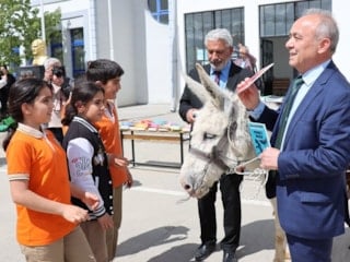 Almanya'dan Erzincan'a geldi: Eşek sırtındaki kitapları öğrencilere dağıttı