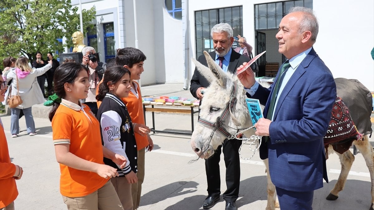 Almanya'dan Erzincan'a geldi: Eşek sırtındaki kitapları öğrencilere dağıttı