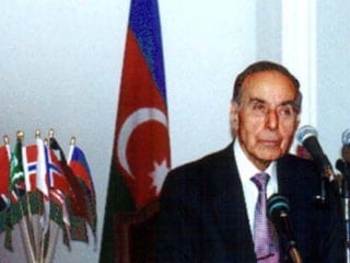 Azerbaycan'ın ulusal lideri Haydar Aliyev, doğumunun 103. yılında anıldı