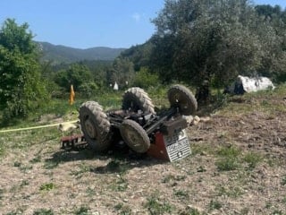 Manisa'da tarlasını sürerken traktörün altında kalarak can verdi