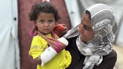 Gazze’de bir kap yemek için saatlerce kuyruk: Kolu kırık kızıyla hayatta kalma mücadelesi