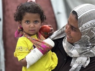 Gazze’de bir kap yemek için saatlerce kuyruk: Kolu kırık kızıyla hayatta kalma mücadelesi