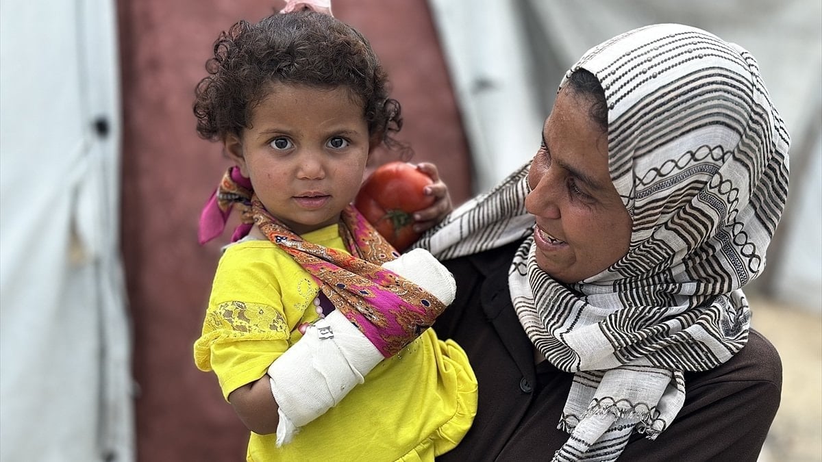 Gazze’de bir kap yemek için saatlerce kuyruk: Kolu kırık kızıyla hayatta kalma mücadelesi