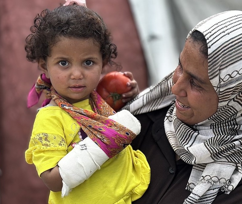 Gazze’de bir kap yemek için saatlerce kuyruk: Kolu kırık kızıyla hayatta kalma mücadelesi