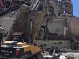 Adıyaman’da kontrollü yıkımda beton blok iş makinesinin üzerine devrildi
