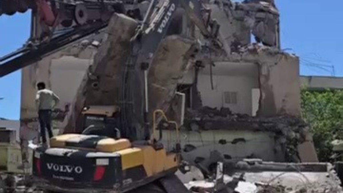 Adıyaman’da kontrollü yıkımda beton blok iş makinesinin üzerine devrildi