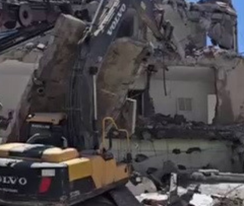 Adıyaman’da kontrollü yıkımda beton blok iş makinesinin üzerine devrildi