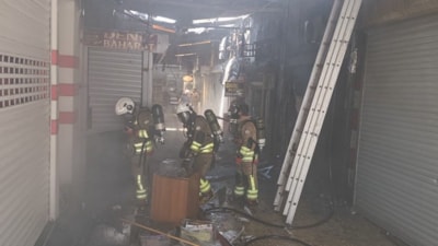 Hatay'da bir pasajda çıkan yangında 3 iş yeri kullanılmaz hale geldi