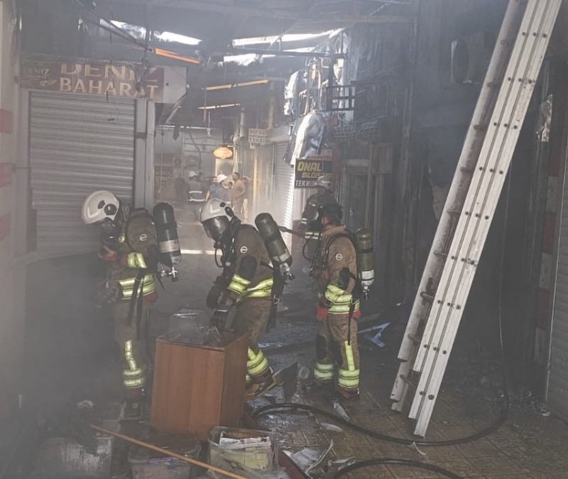 Hatay'da bir pasajda çıkan yangında 3 iş yeri kullanılmaz hale geldi