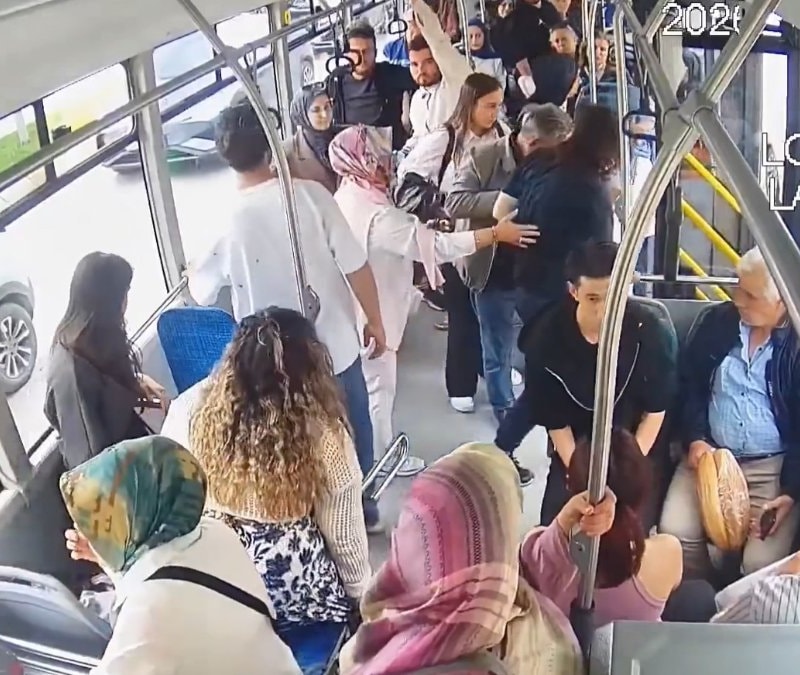 Sakarya’da yolcu kalp krizi geçirdi: Şoför hastaneye yetiştirdi