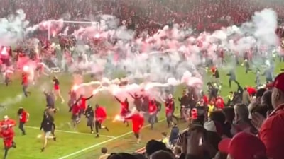 Çekya'da taraftarlar sahaya daldı, şampiyonluk ertelendi!