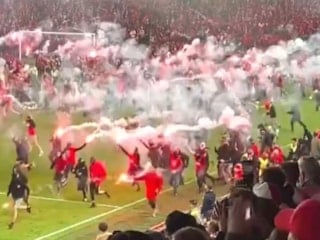 Çekya'da taraftarlar sahaya daldı, şampiyonluk ertelendi!