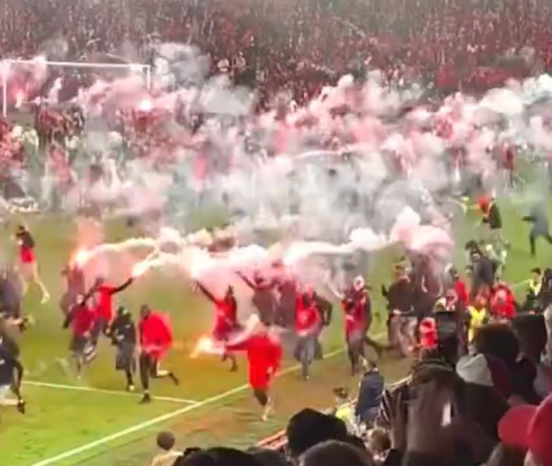Çekya'da taraftarlar sahaya daldı, şampiyonluk ertelendi!