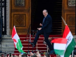 Macaristan'ın yeni Sağlık Bakanı Hegedus'tan yine dans gösterisi