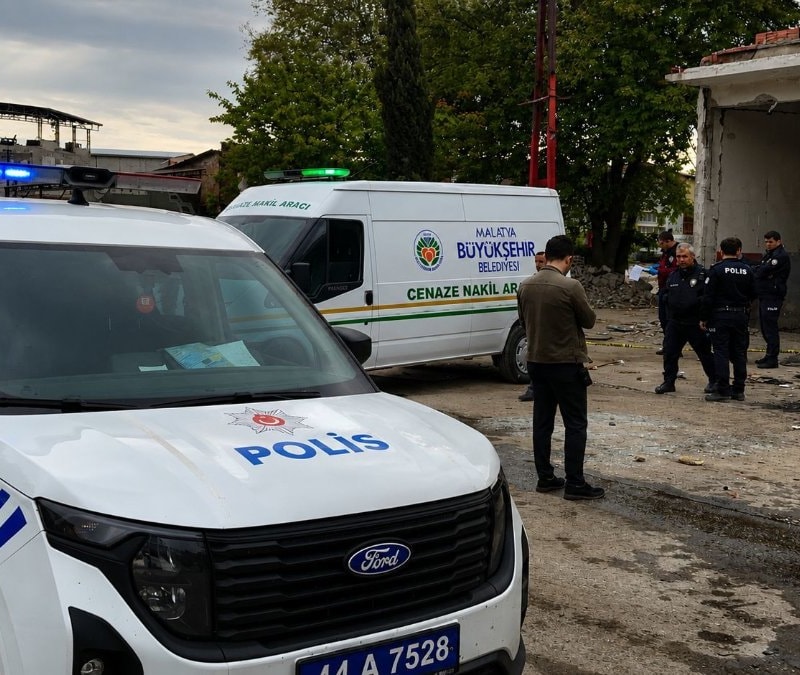 Malatya'da elektrik direğinden düşüp öldü: Olay anı kamerada