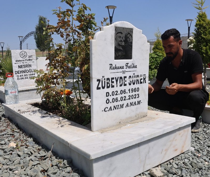 Hatay'da deprem mezarlığında buruk anneler günü