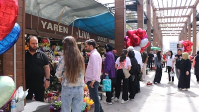 Kayseri'de anneler günü nedeniyle çiçekçilerde yoğunluk oluştu