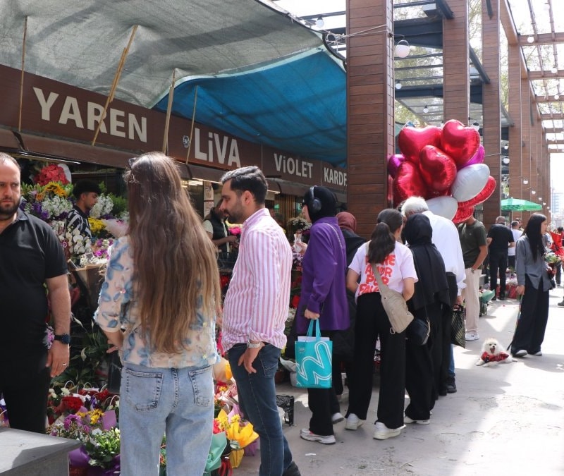 Kayseri'de anneler günü nedeniyle çiçekçilerde yoğunluk oluştu
