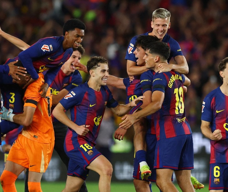 Barcelona, Real Madrid'i yenerek şampiyonluğa uzandı