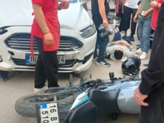 Bursa'da otomobil ile motosikletli çarpıştı: Feci kaza kamerada