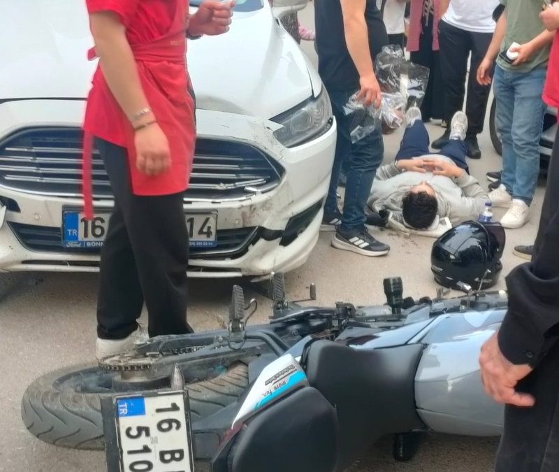 Bursa'da otomobil ile motosikletli çarpıştı: Feci kaza kamerada