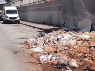 Buca'da toplanmayan çöpler vatandaşı isyan ettirdi