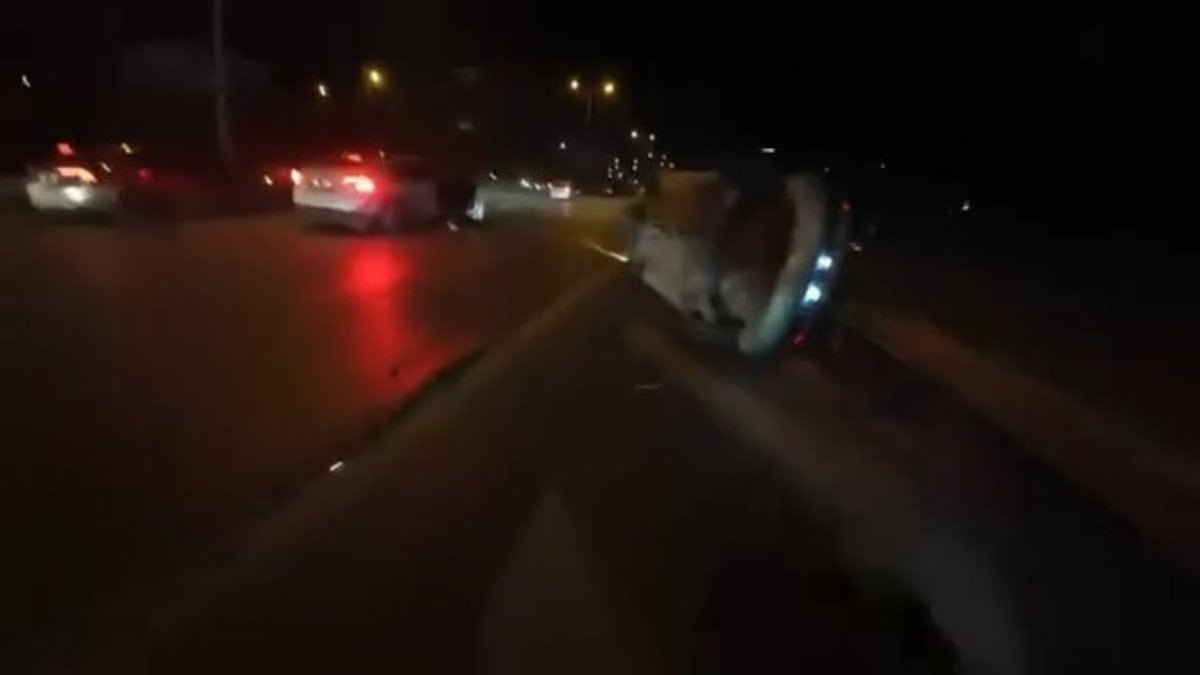 İstanbul’da otomobil devrilerek bariyerlere çarptı