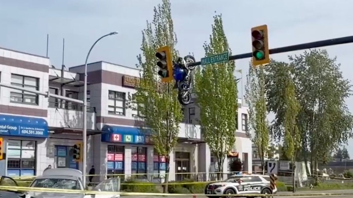 Kanada'da beyin yakan motosiklet kazası: Trafik lambasında asılı kaldı