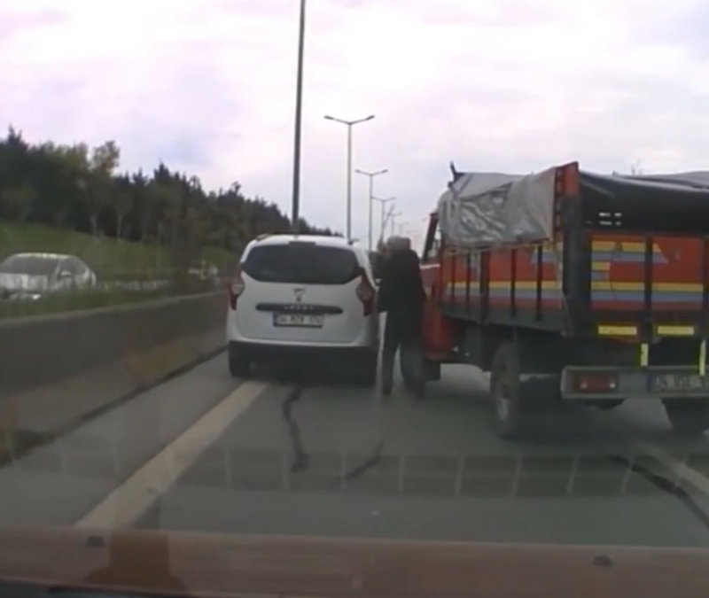 İstanbul'da trafikte tartıştığı sürücünün aracına saldırdı: 180 bin liralık ceza yazıldı