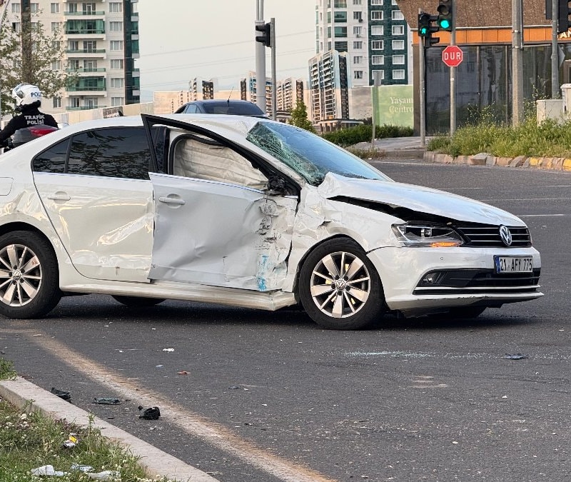 Diyarbakır'da minibüs, direğe çarpıp otomobilin üzerine savruldu: 5 yaralı
