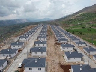 Adıyaman'da depremzedeler, sarp kayalıklar üzerinde yeni yuvalarına kavuştu