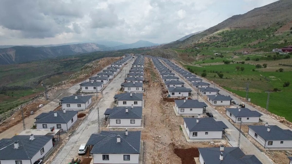 Adıyaman'da depremzedeler, sarp kayalıklar üzerinde yeni yuvalarına kavuştu