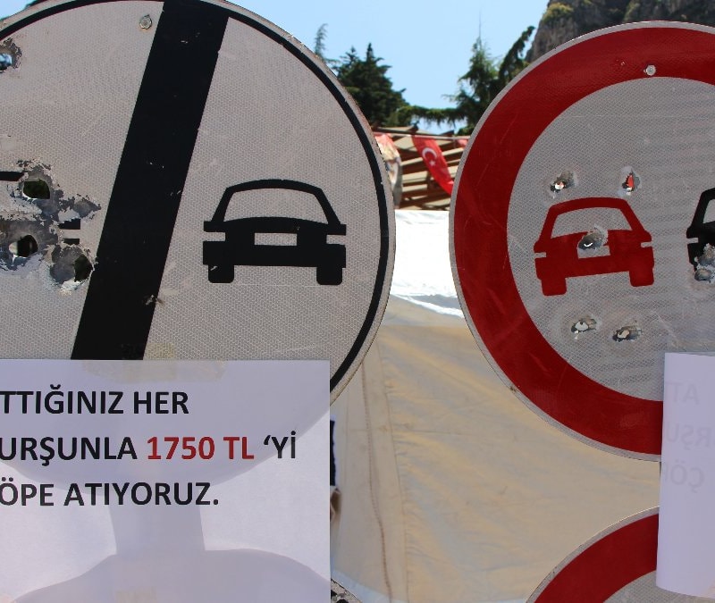 Magandaların hedef tahtası trafik levhaları: Yenileme bedeli 5 bin TL'yi buluyor