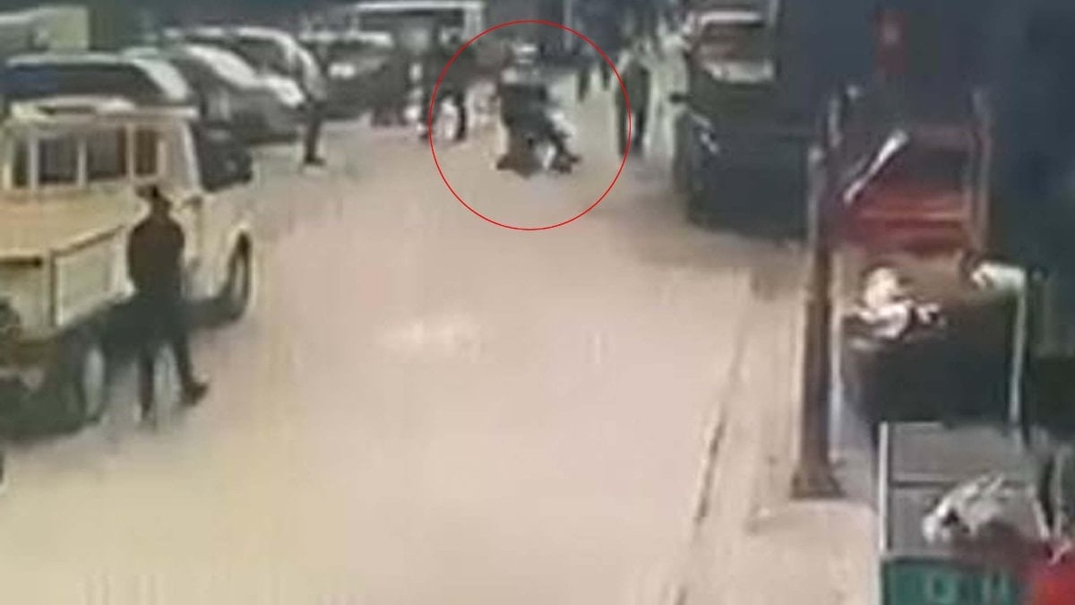 Manisa'da yangında mahsur kalan kadın jandarma tarafından kurtarıldı