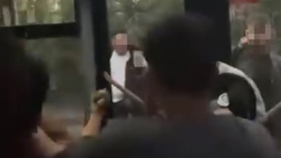 Bursa'da seyir halindeki otobüste alkollü yolcu, ortalığı karıştırdı