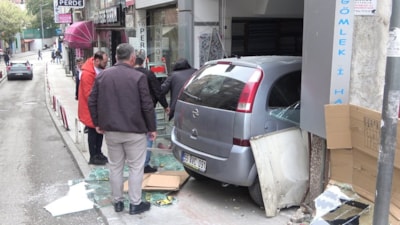 Samsun'da terzi dükkanına otomobil daldı
