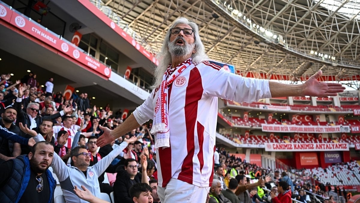 Tribünlerin "Gandalf Dedesi" ömrünü Antalyaspor'a adadı