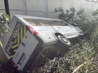 Antalya'da okul servisi bahçeye devrildi
