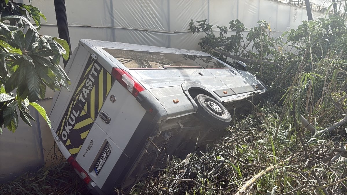 Antalya'da okul servisi bahçeye devrildi
