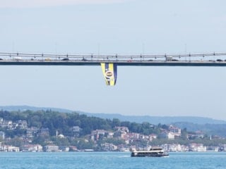 Fenerbahçe'nin bayrakları köprülere asıldı