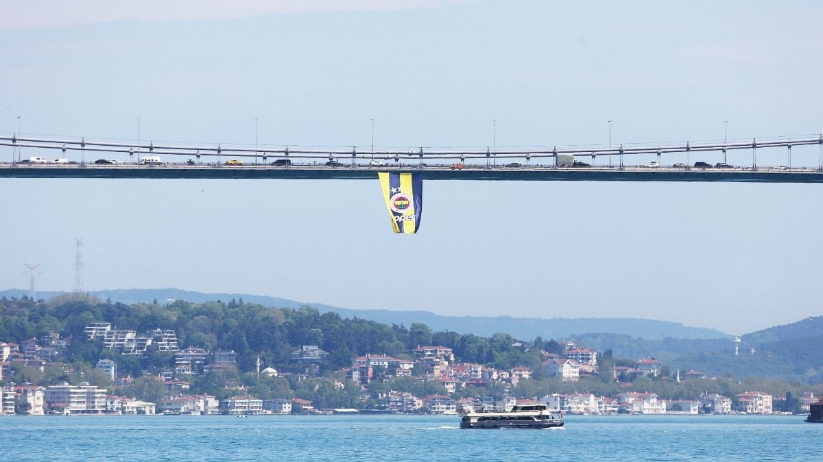 Fenerbahçe'nin bayrakları köprülere asıldı
