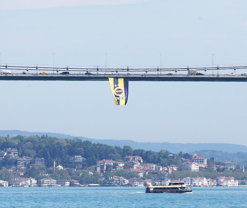 Fenerbahçe'nin bayrakları köprülere asıldı
