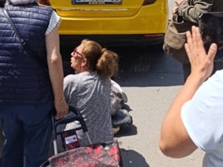 İstanbul'da geri geri gelen taksi yaşlı kadını ezdi