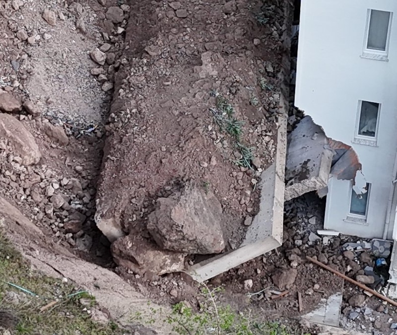 Nevşehir’de istinat duvarı çöktü: 10 daire tahliye edildi, anaokulu ve Kur’an kursu mühürlendi