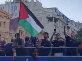 Lamine Yamal, Barcelona'nın şampiyonluk kutlamalarında Filistin bayrağı salladı