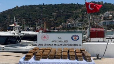 Antalya'da kıyıya vuran paketten 40 kilogram esrar çıktı