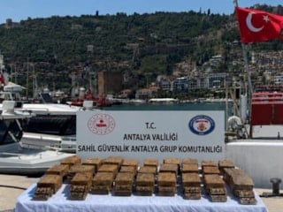 Antalya'da kıyıya vuran paketten 40 kilogram esrar çıktı